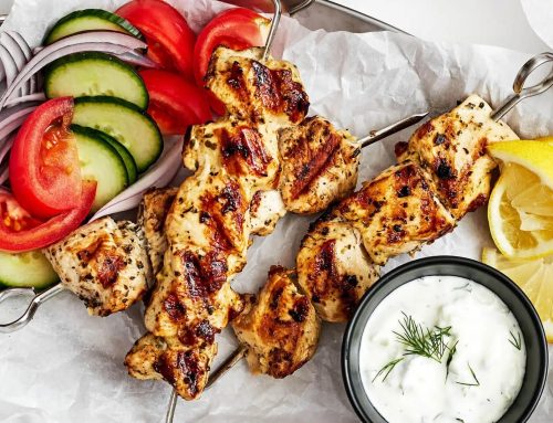 Erik egészséges receptjei: A görög nyár íze egy nyárson – így készül a tökéletes csirke souvlaki