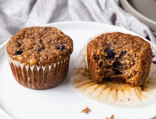 Erik egészséges receptjei: Unod a szokásos reggeliket? Ez a banános-áfonyás muffin mézzel és magvakkal feldobja a napod!